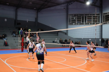 Foto - PREMIAÇÃO DO CAMPEONATO MUNICIPAL DE VÔLEI FEMININO
