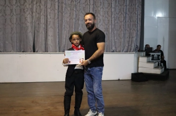 Foto - FORMAÇÃO DOS ALUNOS DE DANÇA GAÚCHA