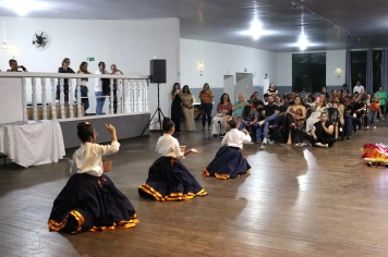 Foto - FORMAÇÃO DOS ALUNOS DE DANÇA GAÚCHA