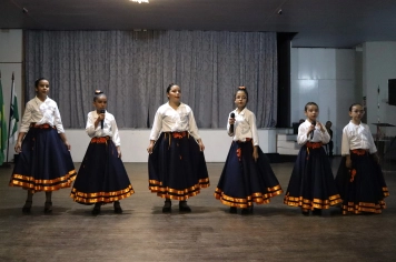 Foto - FORMAÇÃO DOS ALUNOS DE DANÇA GAÚCHA