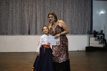 Foto - FORMAÇÃO DOS ALUNOS DE DANÇA GAÚCHA