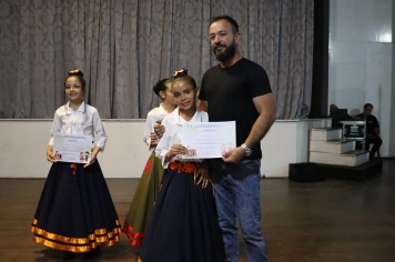 Foto - FORMAÇÃO DOS ALUNOS DE DANÇA GAÚCHA