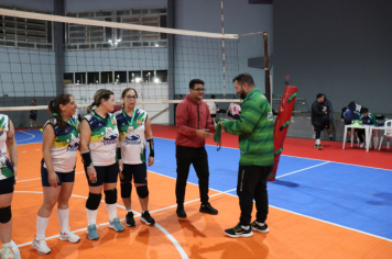 Foto - PREMIAÇÃO DO CAMPEONATO MUNICIPAL DE VÔLEI FEMININO