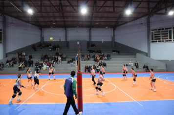 Foto - PREMIAÇÃO DO CAMPEONATO MUNICIPAL DE VÔLEI FEMININO