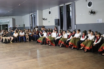 Foto - FORMAÇÃO DOS ALUNOS DE DANÇA GAÚCHA