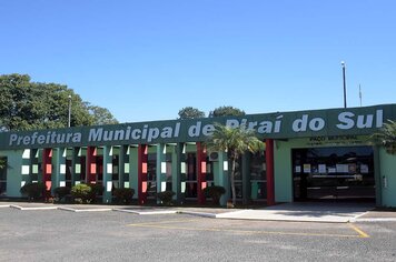 Prefeitura faz pintura no Paço Municipal e no Terminal Rodoviário