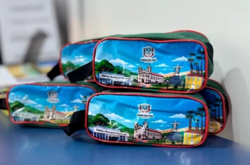 Prefeitura de Piraí do Sul inicia entrega de estojos e reforça apoio à educação municipal