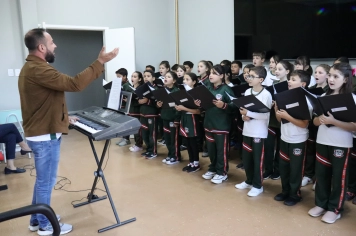 Coral da Escola Maria Flora Scaramella Moreira encanta no Paço Municipal e se prepara para a abertura do Natal Encantado de Piraí do Sul