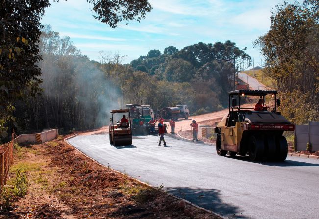Iniciada pavimentação asfáltica na via de acesso à Colina Santa Marcelina