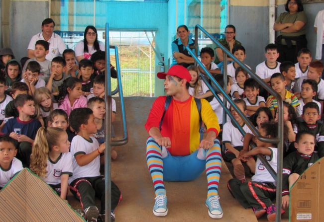 Escola Municipal Lucília Penteado de Araújo recebe a Turnê Paranaense “Teatro é Escola”