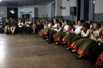 Foto - FORMAÇÃO DOS ALUNOS DE DANÇA GAÚCHA