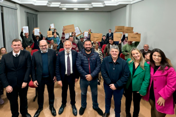 Moradia Legal: Títulos de propriedades são entregues aos moradores do Bairro Itiberê