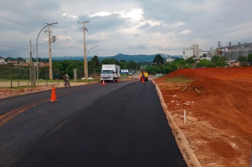 Prefeitura pavimenta o acesso às empresas Castrolanda, LeveCroc e Schoeler
