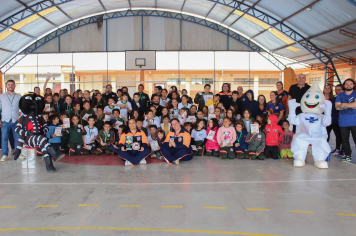 Prefeitura premia alunos da Escola Padre Anchieta por destaque em campanha contra a dengue