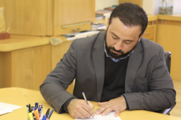 Prefeito Henrique Carneiro em parceria com a SANEPAR, assina ordem de serviço para ampliação do abastecimento de água e geração de empregos no Município.