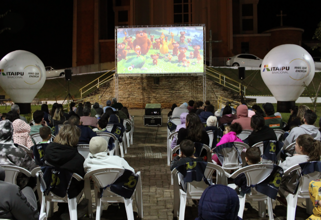 Cinema na Praça: Sucesso de Público em Piraí do Sul