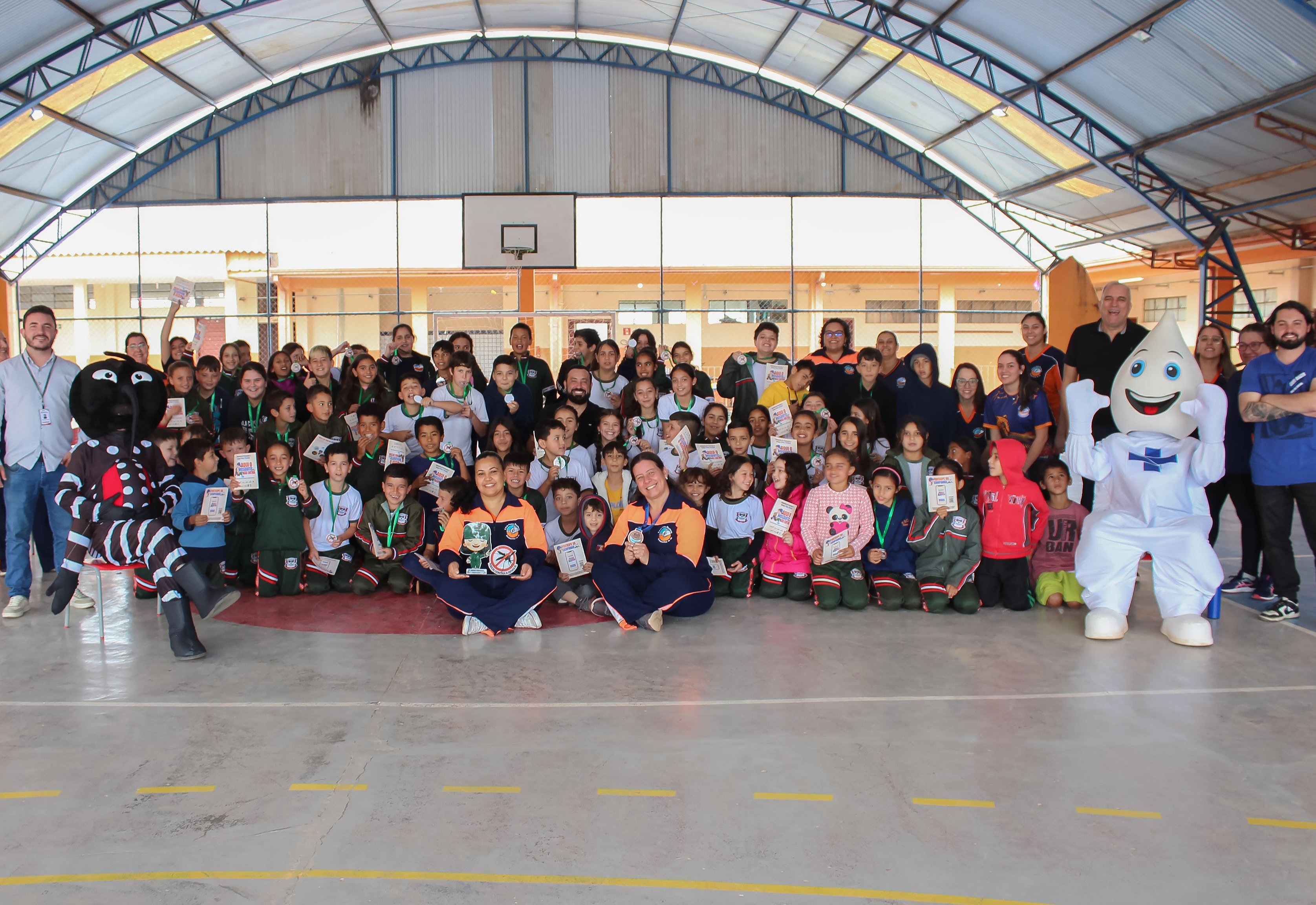 Prefeitura premia alunos da Escola Padre Anchieta por destaque em campanha contra a dengue