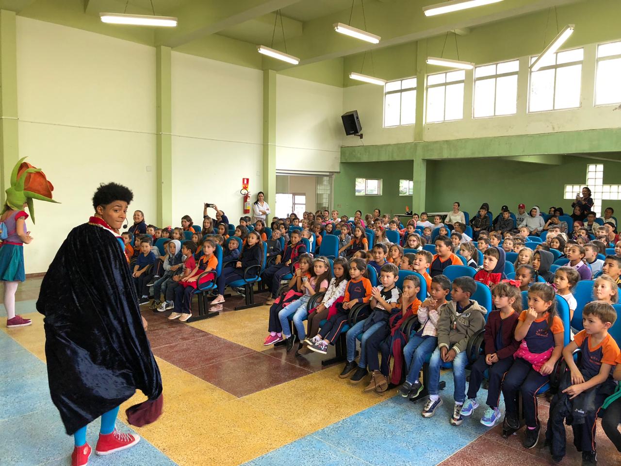 Crianças do ensino municipal assistem a teatro